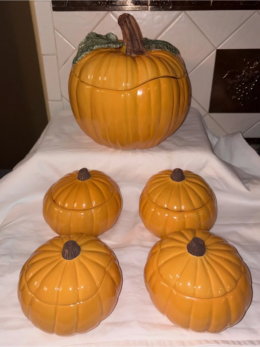 RARE Williams Sonoma pumpkin tureen with four pumpkin bowls with lids.